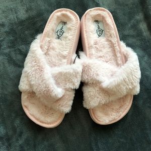Sole Mates Pink Fuzzy Slippers 7/8 NWT